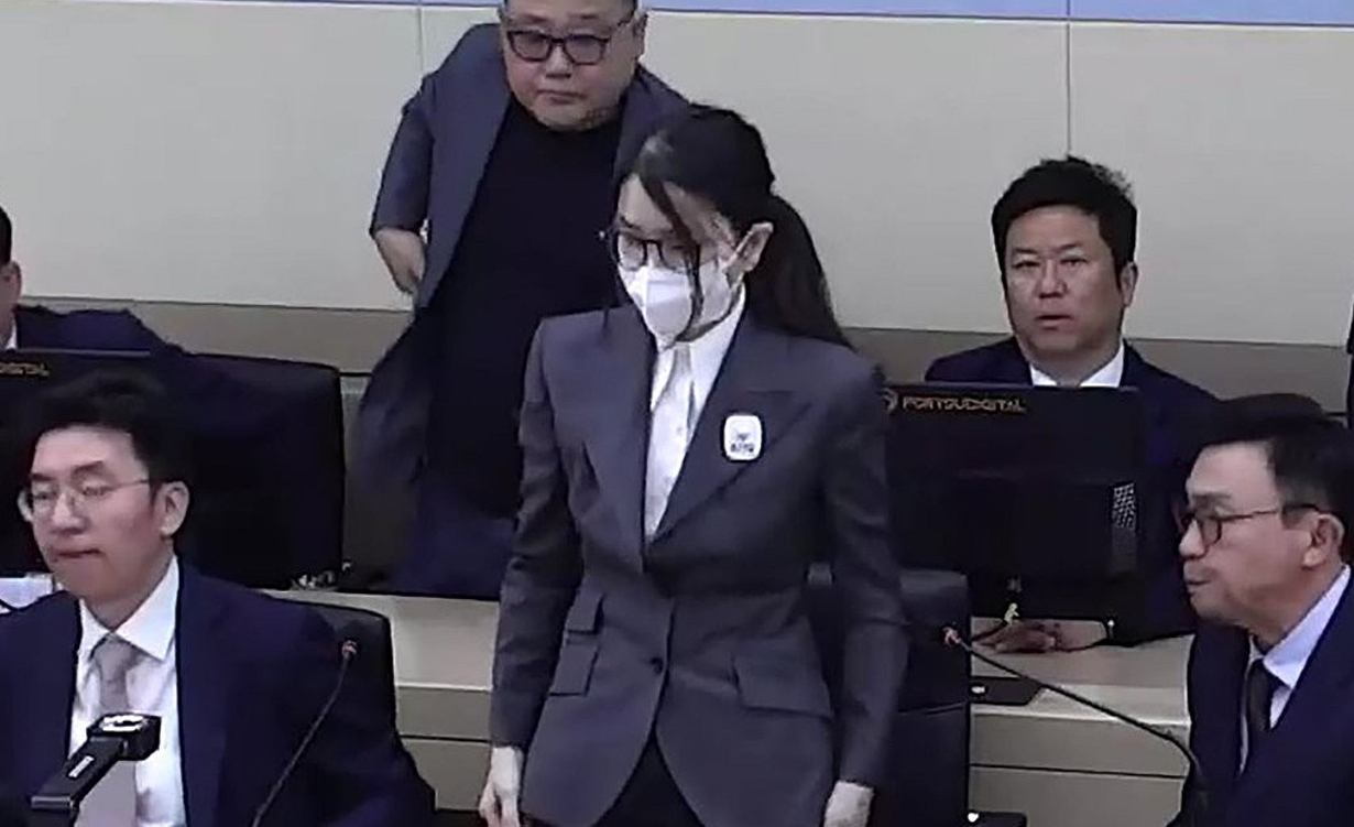 각종 고가 귀금속과 함께 인사&middot;이권 청탁을 받은 이른바 '매관매직' 혐의로 기소된 김건희 여사가 26일 서초구 서울중앙지방법원에서 열린 특정범죄 가중처벌법상 알선수재 혐의 사건 1심 선고 공판에 출석하고 있다. 서울중앙지법 형사합의21부(재판장 조순표)는 김 여사에게 징역 7년을 선고했다. 2026.6.26 [서울중앙지법 제공. 재판매 및 DB 금지] [사진=서울중앙지법 형사합의21부]