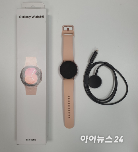 '갤럭시워치5'는 물에 몇 분간 적셔진 후에도 정상적으로 잘 작동됐다. [사진=장유미 기자]