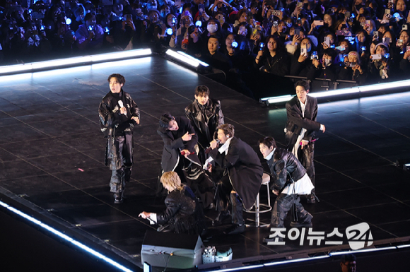 방탄소년단(BTS)이 21일 오후 서울 광화문 광장에서 정규 5집 '아리랑(ARIRANG)' 앨범 발매를 기념해 컴백 무대를 선보이고 있다. [사진=사진공동취재단]