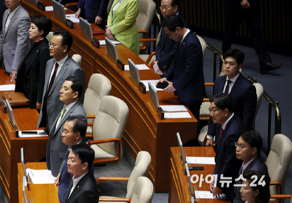 국민의힘 김용태 비상대책위원장과 송언석 원내대표 등 의원들이 26일 서울 여의도 국회에서 열린 본회의에서 시정연설을 하기 위해 이재명 대통령이 입장하자 일어서서 그를 지켜보고 있다. [사진=국회사진기자단]