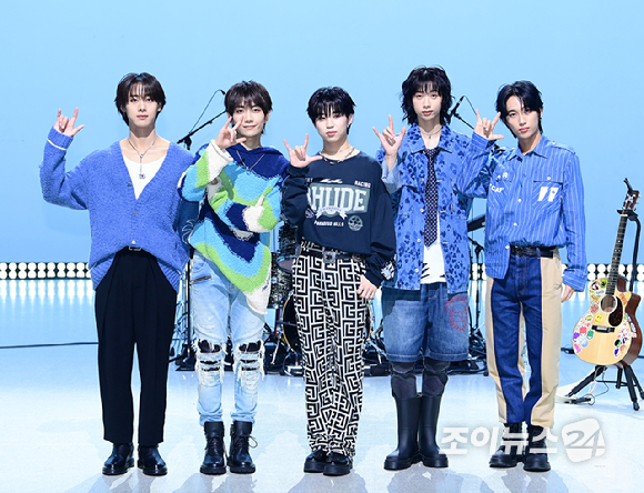 밴드 하이파이유니콘이 13일 오후 서울 마포구 상암동 MBC 공개홀에서 열린 Hi-Fi Un!corn(하이파이유니콘) Single Album 'Teenage Blue' 발매 쇼케이스에 참석하고 있다. [사진=정소희 기자]