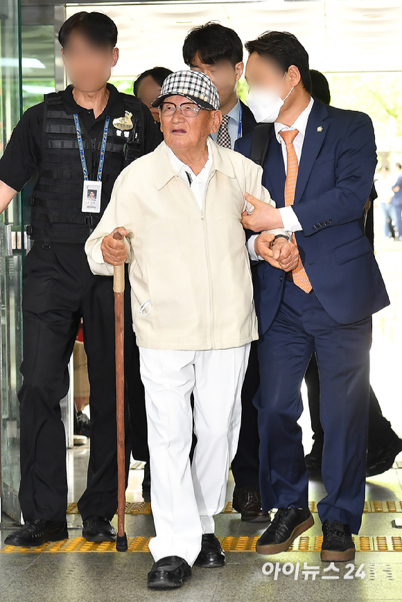국민의힘과의 정교유착 비리 의혹을 받고 있는 이만희 신천지 총회장이 24일 오후 서울중앙지방법원에서 열린 구속 전 피의자 심문(영장실질심사)을 받기 위해 출석하고 있다. [사진=곽영래 기자]