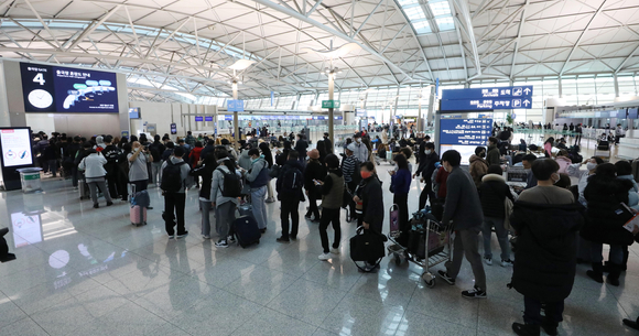 인천국제공항 제1여객터미널 출국장 입구가 이용객들로 북적이고 있는 모습. [사진=뉴시스]