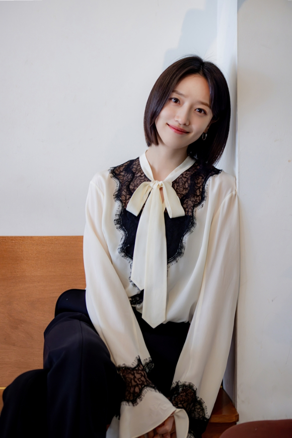 배우 표예진이 최근 서울 모처에서 진행된 SBS 금토드라마 '모범택시3' 종영 기념 인터뷰에서 포즈를 취하고 있다. [사진=시크릿이엔티]