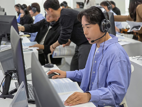 지난 4월 삼성전자 인재개발원(경기도 수원)에서 삼성전자 감독관이 상반기 삼성직무적성검사(GSAT) 응시자를 대상으로 예비 소집을 진행하고 있다. [사진=삼성]