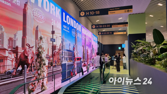  더현대서울 '나무증권공항' 팝업스토어에서 나무 여권과 비행기 티켓으로 해외여행 가는 기분을 즐길 수 있다. [사진=오경선 기자]