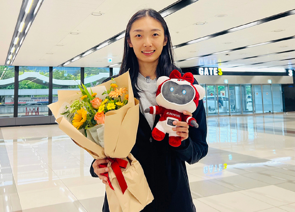 장소연 페퍼저축은행 감독(오른쪽)이 지난 5월 열린 2024 아시아쿼터(AQ)를 통해 1순위로 지명한 중국 출신 미들 블로커 장위와 함께 포즈를 취하고 있다. [사진=한국배구연맹(KOVO)]