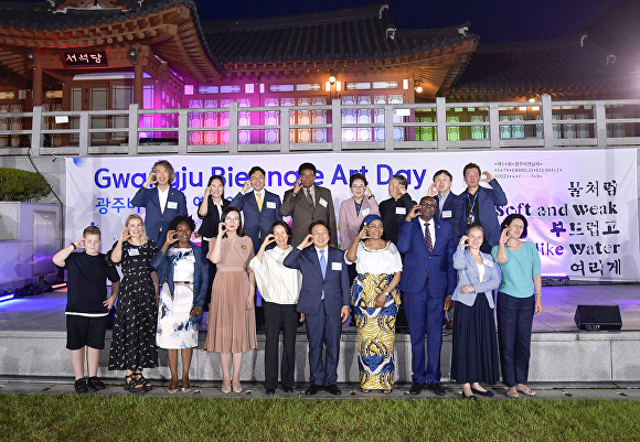 강기정 광주시장 (아래 오른쪽 다섯번째)와 귀빈들이 전통문화관에서 기념사진을 찍고 있다. [사진=광주광역시]