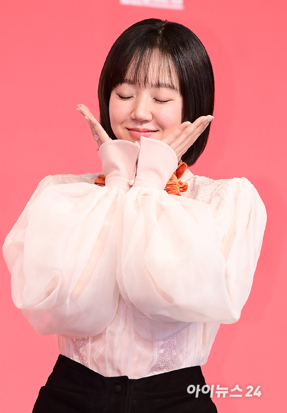 배우 임수정과 채원빈이 같은 옷을 입고 우아한 매력을 뽐냈다. 왼쪽 사진은 지난 3월 9일 열린 tvN 새 토일드라마 '대한민국에서 건물주 되는 법' 제작발표회에 참석한 임수정의 모습. 오른쪽은 15일 열린 SBS 새 수목드라마 '오늘도 매진했습니다' 제작발표회에 참석한 채원빈의 모습. [사진=정소희 기자]