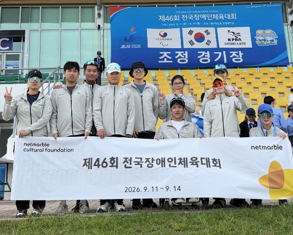 넷마블조정선수단이 기념촬영을 하고 있다. [사진=넷마블]