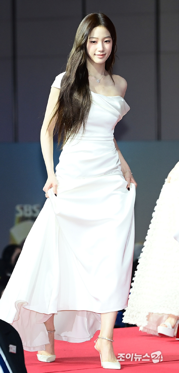 그룹 르세라핌(LE SSERAFIM) 사쿠라와 카즈하가 25일 오후 인천광역시 중구 운서동 인스파이어 아레나에서 열린 '2025 SBS 가요대전' 레드카펫 행사에 참석하고 있다.&nbsp;