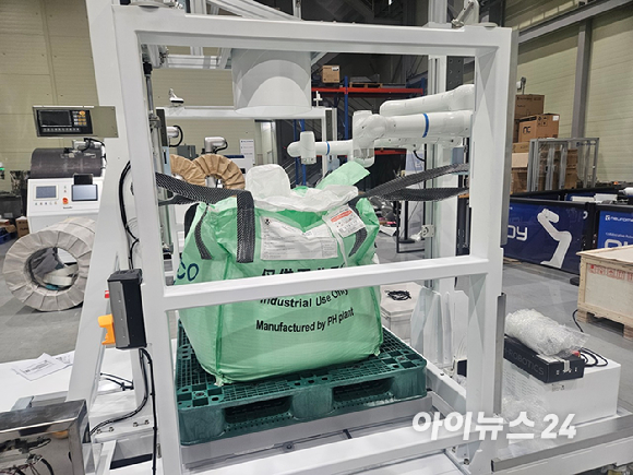 뉴로메카 포항비즈니스베이 공동연구실에서는 물류라인을 가장한 휴머노이드 실증이 진행 중이다. [사진=설재윤 기자]