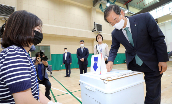 한덕수 국무총리가 6·1 전국동시지방선거를 하루 앞둔 31일 오후 세종시 새롬동복합커뮤니티센터에 마련된 투표소를 찾아 투표시연을 하고 있다. [사진=뉴시스]