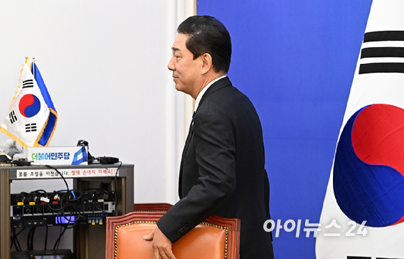 김병기 더불어민주당 원내대표가 30일 서울 여의도 국회에서 열린 원내대책회의에 사퇴의사를 밝히고 있다. [사진=곽영래 기자]