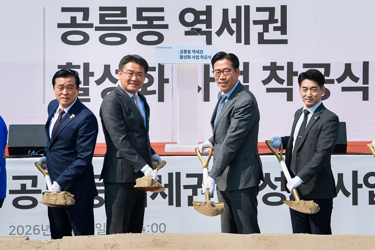 IPARK현대산업개발은 지난 28일 서울 노원구청과 함께 공릉동 375-4번지 일대 공릉동 역세권 활성화 사업 착공식을 개최했다. 사진 왼쪽부터 손영준 노원구의회 의장, 오승록 노원구청장, 박희윤 IPARK현대산업개발 개발본부장. [사진=IPARK현대산업개발]