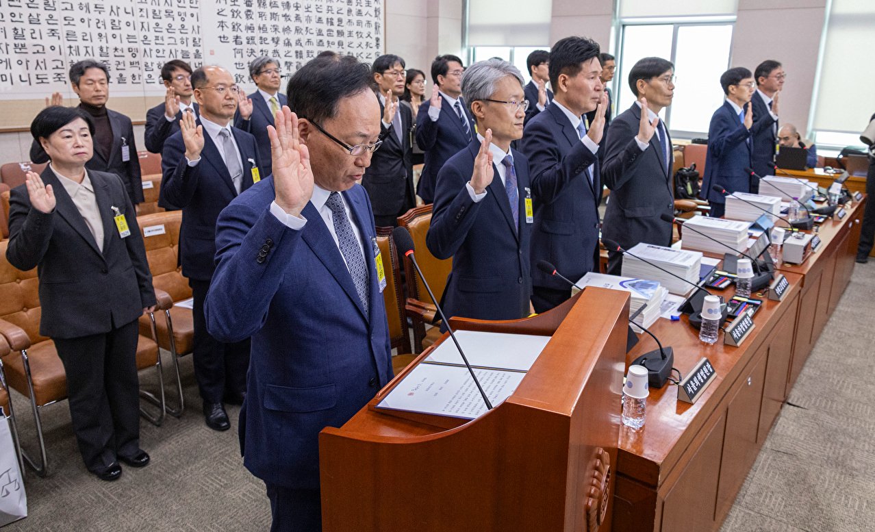 김대웅 서울고등법원장을 비롯한 수도권과 강원지역 법원장과 수석부장판사들이 20일 국회 법제사법위원회에서 열린 2025년도 법사위 국정감사에 증인으로 출석해 선서하고 있다. 2025.10.20 [사진=연합뉴스]