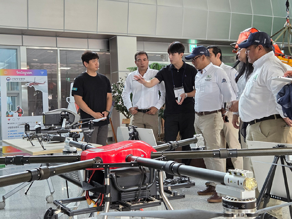 브루노 아리아스 리바스(Bruno Arias Rivas) 과테말라 산림청장과 연수팀이 우리나라의 산불 예방&middot;대응체계를 배우는 시간을 가졌다 [사진=산림청 ]