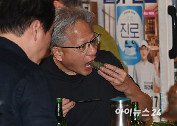 젠슨 황 엔비디아 최고경영자(CEO)가 5일 서울 마포구 서교동의 한 고깃집에서 최태원 SK회장, 구광모 LG회장, 이해진 네이버 의장과 삼겹살 회동을 하고 있다. [사진=곽영래 기자]