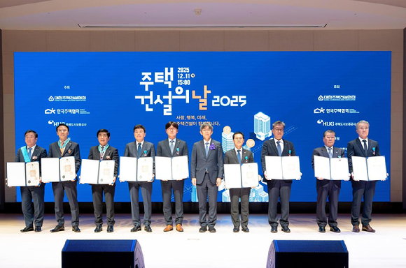 경남기업 이기동 대표이사(왼쪽 5번째)가 지난 11일 서울 강남구 건설회관에서 열린 '2025 주택건설의 날' 기념식에서 국토교통부 김이탁 제1차관(왼쪽 6번째)으로부터 산업포장을 수훈한 뒤 다른 수상자들과 기념촬영을 하고 있다. [사진=SM그룹]