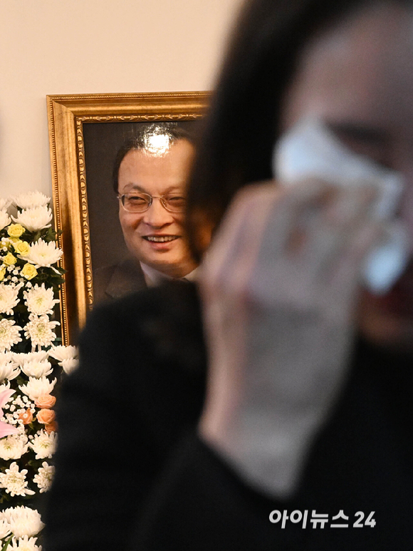 27일 오전 서울 종로구 서울대학교병원 장례식장에 마련된 故 이해찬 전 국무총리의 빈소에서 한 시민이 조문하고 있다. [사진=사진공동취재단]