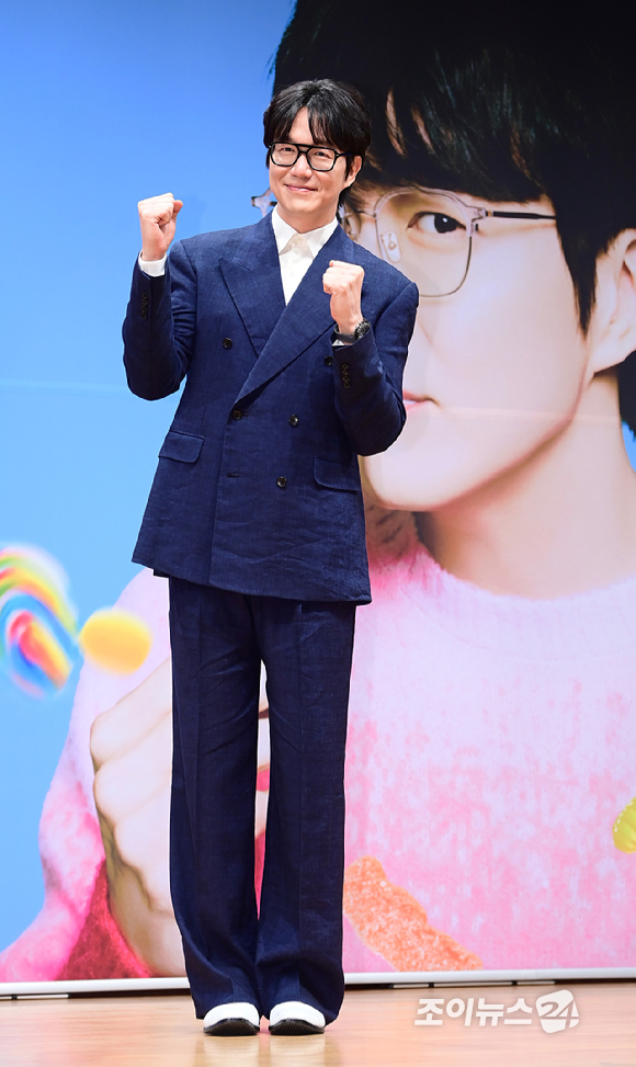 가수 성시경이 27일 오전 서울 영등포구 KBS에서 열린 KBS2 뮤직 토크쇼 '더 시즌즈-성시경의 고막남친' 제작발표회에 참석하고 있다. [사진=정소희 기자]