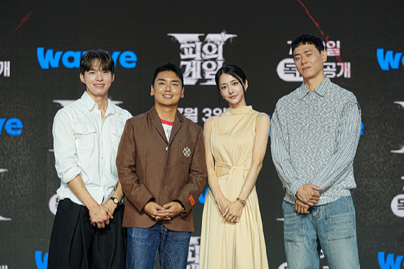 이상민, 정근우, 박지민, 이태균이 '피의 게임X' 제작발표회에서 포즈를 취하고 있다. [사진=웨이브]