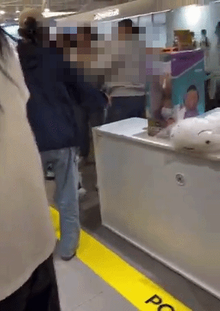 지난 9일 서울 홍대입구 인근 한 대형 쇼핑몰에서 중국인 여성과 서양인 여성이 다투는 사건이 발생했다. 사진은 사회관계망서비스(SNS)에 유포된 영상 캡처. [사진=] [사진=X 갈무리]