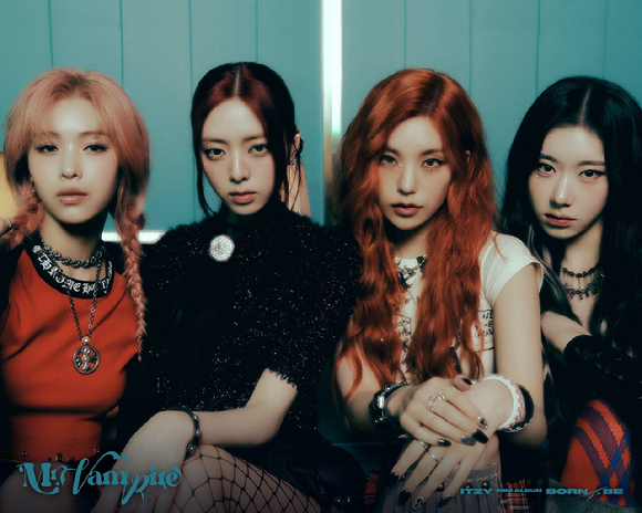 ITZY 'Mr. Vampire' 단체 콘셉트 포토 [사진=JYP엔터테인먼트]