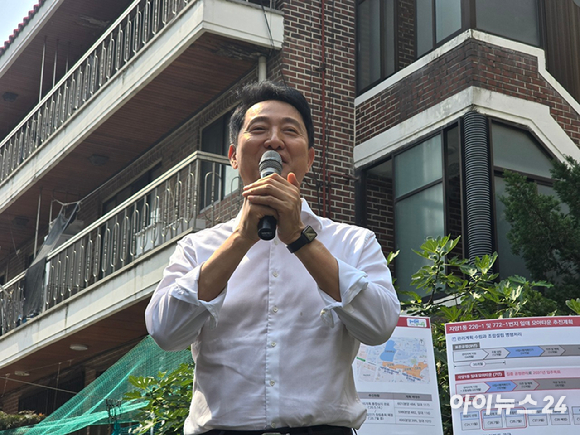 오세훈 서울시장이 30일 서울 광진구 자양1동 모아타운 사업 추진 현장을 찾아 주민들을 향해 발언하고 있다. [사진=김한빈 기자]