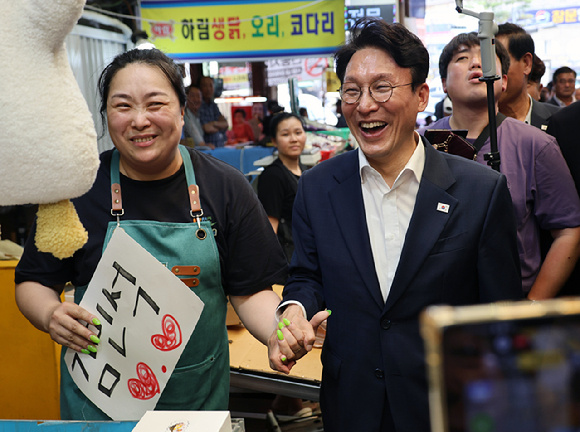 김민석 전 국무총리가 2일 오전 청주 육거리시장을 방문해 상인들에게 인사하고 있다. [사진=연합뉴스]