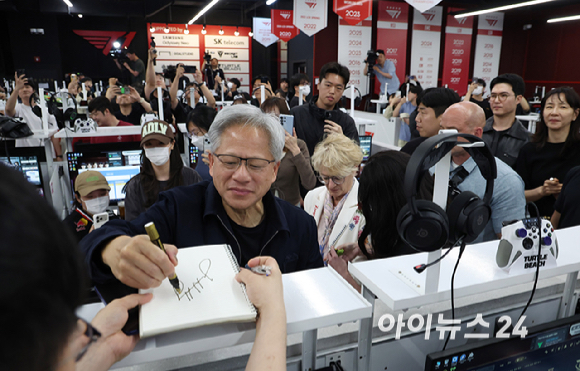 젠슨 황 엔비디아 최고경영자 CEO가 5일 서울 마포구 PC방 T1 베이스 캠프를 방문해 사인을 해주고 있다. [사진=곽영래 기자]