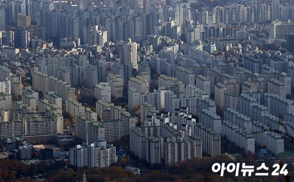 서울 북한산에서 바라본 서울 아파트 전경. [사진=김성진 기자]