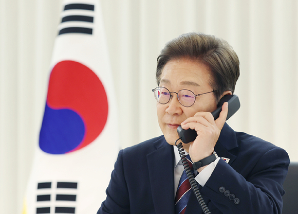 이재명 대통령이 지난 6일 서울 한남동 관저에서 도널드 트럼프 미국 대통령과 전화 통화를 하기 위해 수화기를 들고 있다. 2025.6.6 [사진=연합뉴스]