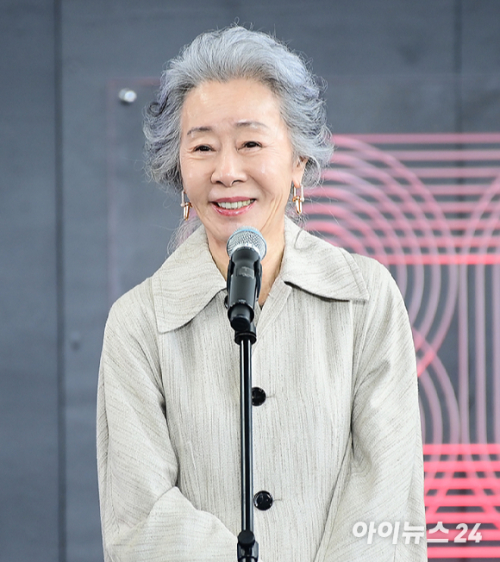 배우 윤여정이 지난 2025년 부산광역시 해운대구 우동 영화의 전당에서 열린 제30회 부산국제영화제(BIFF) '결혼 피로연' 야외무대인사 행사에 참석하고 있다. [사진=정소희 기자]