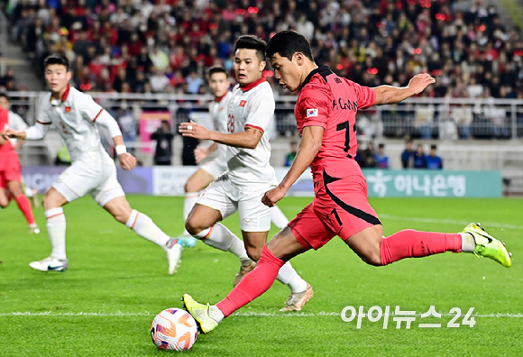 클린스만 감독이 이끄는 한국 축구대표팀은 17일 수원월드컵경기장에서 열린 베트남과 평가전에서 6-0 대승을 거뒀다.전반 한국 황희찬이 슈팅을 하고 있다. [사진=곽영래 기자]