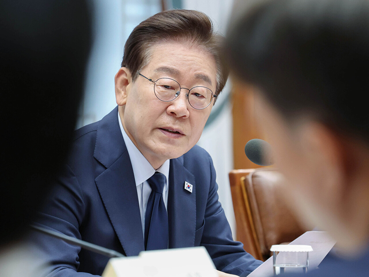 더불어민주당 당 대표 후보들이 10일 오후 전남광주 서구 KBC에서 열린 TV 토론회를 준비하고 있다. 왼쪽부터 송영길, 정청래, 김민석 후보. 2026.8.10 [사진=연합뉴스]