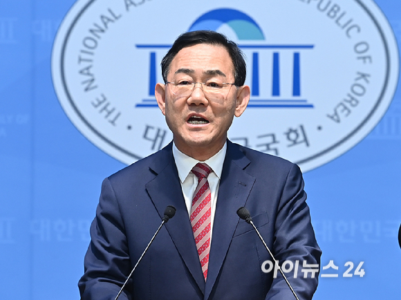 6&middot;3 지방선거 국민의힘 대구시장 경선에서 컷오프(공천 배제)된 주호영 의원이 23일 서울 여의도 국회 소통관에서 불출마 기자회견을 하고 있다. [사진=곽영래 기자]