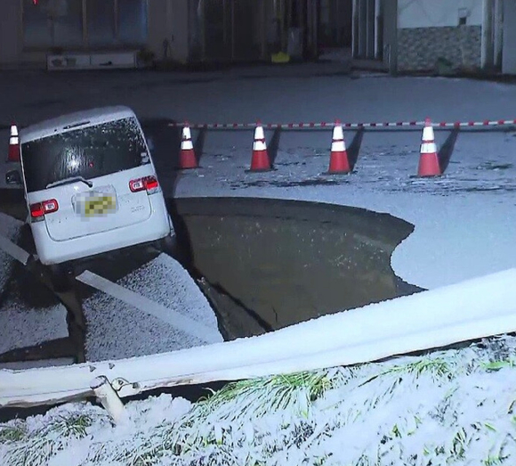 아오모리 현에서 지진으로 인해 피해 받은 자동차. [사진=X 갈무리]