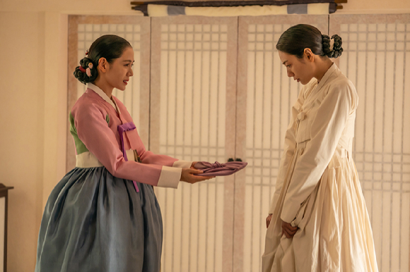 배우 손예진과 지창욱이 넷플릭스 시리즈 '스캔들'에서 호흡을 맞추고 있다. [사진=넷플릭스]