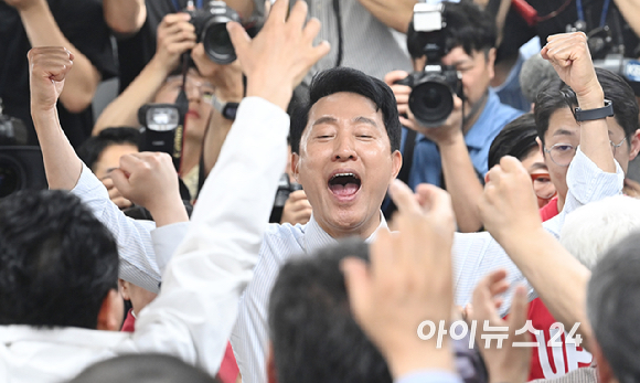국민의힘 오세훈 서울시장 후보가 제9회 전국동시지방선거일 다음날인 4일 서울 종로구 대왕빌딩에 마련된 선거사무소에서 입장을 밝힌 뒤 기뻐하고 있다. [사진=곽영래 기자]
