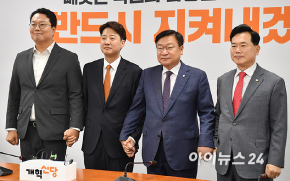 정점식 국민의힘 원내대표가 15일 서울 여의도 국회에서 이준석 개혁신당 당대표 예방해 기념촬영을 하고 있다. 좌측부터 개혁신당 천하람 원내대표, 이준석 당대표, 국민의힘 정점식 원내대표, 김승수 원내수석부대표. [사진=곽영래 기자]