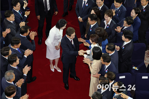 제21대 대통령에 당선된 이재명 대통령과 김혜경 여사가 4일 국회 로텐더홀에서 열린 취임선서에서 참석자들과 악수하고 있다. [사진=국회시잔취재단]
