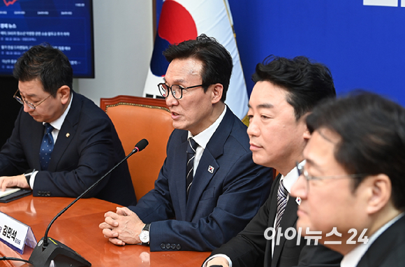 김민석 더불어민주당 신임 당대표가 18일 서울 여의도 국회에서 강훈식 대통령 비서실장과 홍익표 청와대 정무수석을 접견해 인사말을 하고 있다. [사진=곽영래 기자]