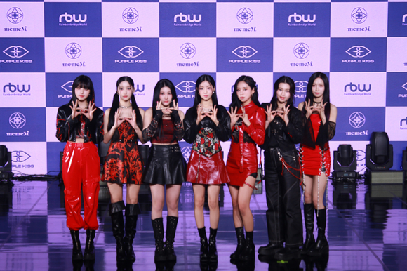 그룹 퍼플키스가 6일 세번째 미니앨범 'memeM'(맴맴) 발매 기념 온라인 쇼케이스에서 포즈를 취하고 있다. [사진=RBW]