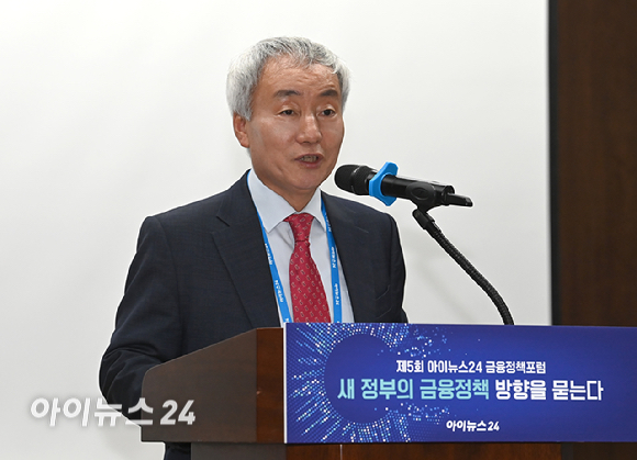 '제5회 아이뉴스24 금융정책포럼'이 '새 정부의 금융정책 방향을 묻는다'를 주제로 19일 서울 중구 은행회관 국제회의실에서 열렸다. 박동석 아이뉴스24 사장이 개회사를 하고 있다. [사진=곽영래 기자]