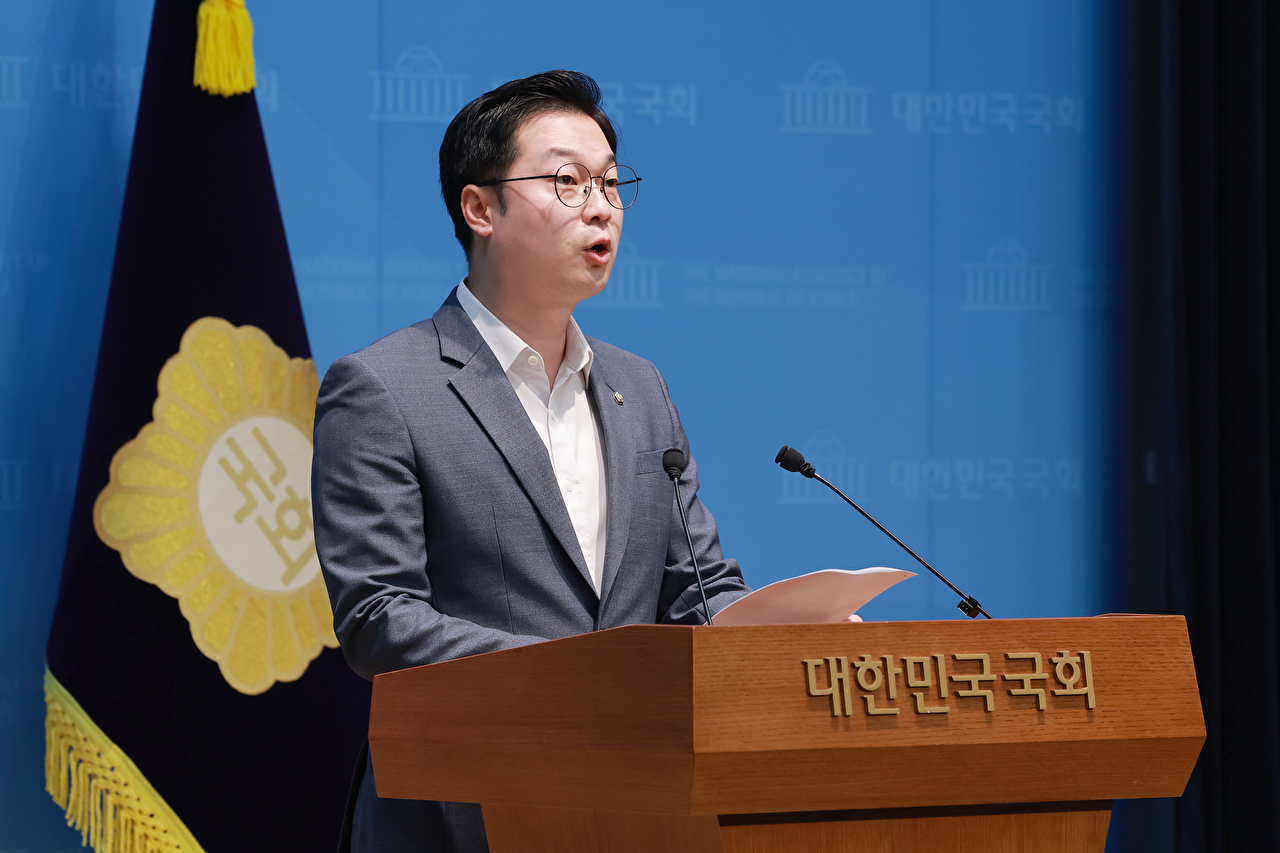 김승원 법무부 장관 후보자가 지난 3일 오전 서울 종로구 적선현대빌딩에 마련된 인사청문회 준비사무실로 출근하고 있다. [사진=곽영래 기자]