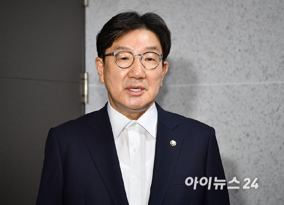 권성동 국민의힘 의원이 18일 자신의 의원실 앞에서 특검의 압수수색 관련 입장을 밝히고 있다. [사진=곽영래 기자]
