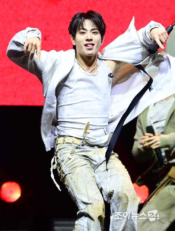 그룹 이븐이 20일 서울 영등포구 명화아트홀에서 열린 이븐(EVNNE) 첫 싱글 '뱉어 (Backtalk)' 컴백 쇼케이스에 참석해 타이틀곡 '뱉어' 무대를 선보이고 있다. [사진=정소희 기자]