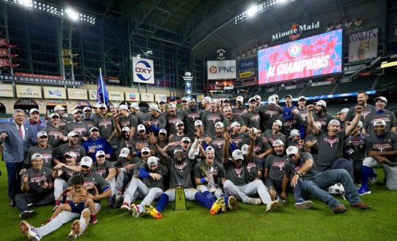 MLB 텍사스 선수들이 24일(한국시간) 열린 휴스턴과 ALCS 최종 7차전 원정 경기에서 승리, 시리즈 전적 4승 3패로 월드시리즈행을 결정진 뒤 그라운드에 모여 기념촬영하고 있다. [사진=뉴시스]