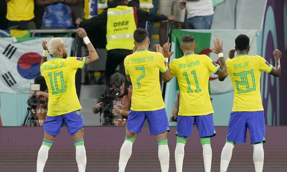 브라질 선수들이 6일(한국시간) 열린 한국과 2022 카타르월드컵 16강전에서 전반 추가골을 넣은 뒤 댄싱 세리머니를 펼치고 있다. [사진=뉴시스]